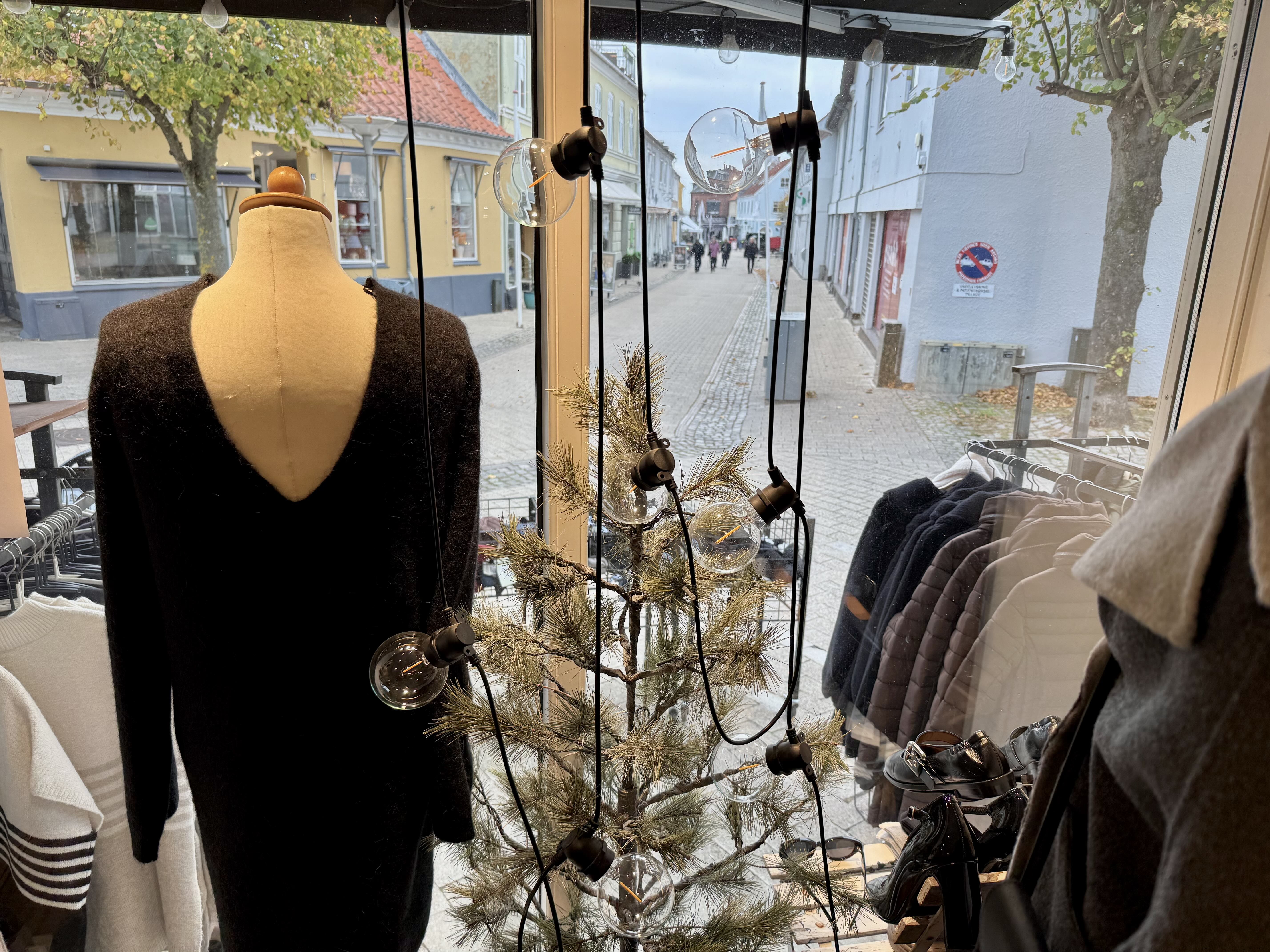 Et kig ned af gågaden inde fra Butik Ofelia